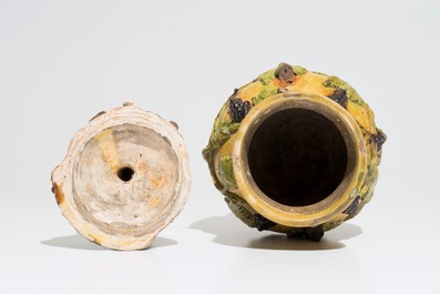 Un pot &agrave; tabac en poterie flamande &agrave; d&eacute;cor figuratif, attr. &agrave; Leo Maes, Torhout, 2&egrave;me moiti&eacute; du 19&egrave;me